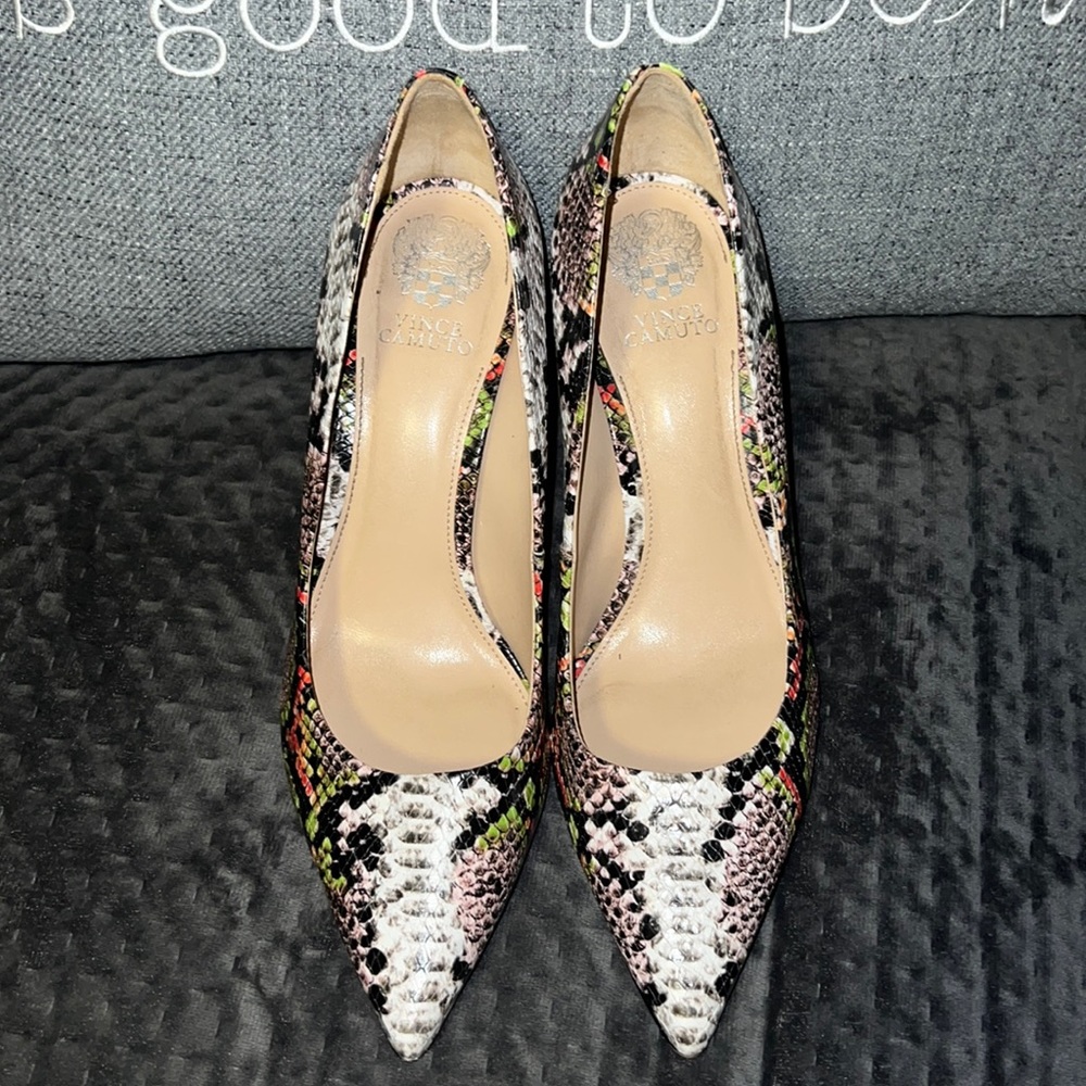 Vince Camuto classic pump! Worn once.